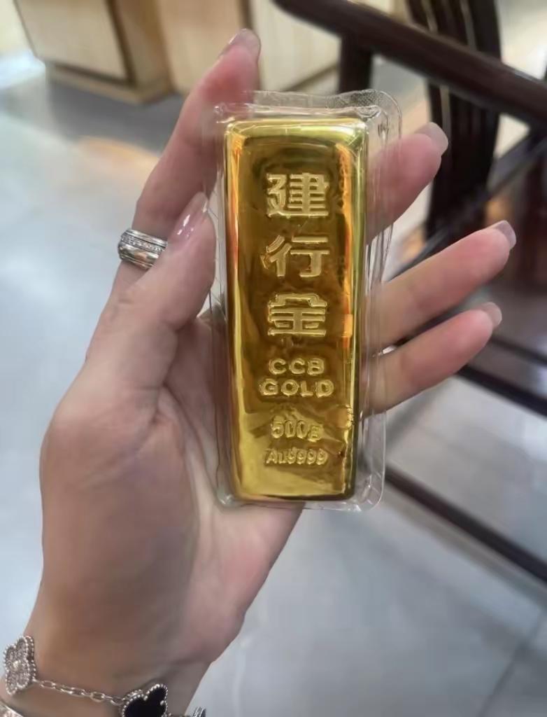 今天的金价，
看得人血压直接飙升，
6月20日，金价从935跌到了
902一克（