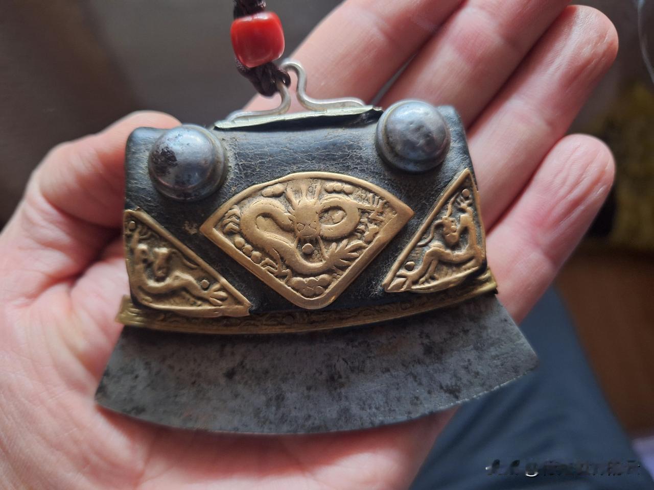 大年初一，把玩火镰，顶上一颗红珊瑚，寓意鸿运当头，好运连连。
​这种火镰，无论东