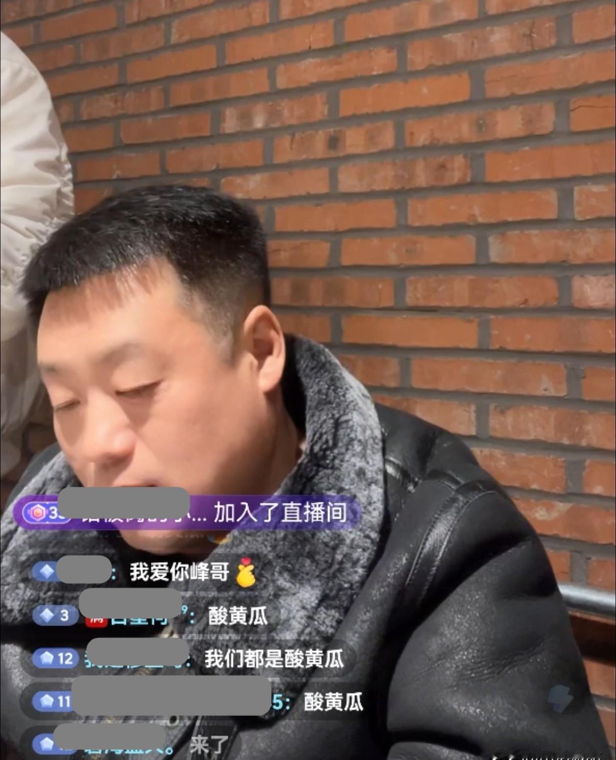 赵本山弟子直播被骂停，一个“酸黄瓜”梗，炸出了多少人的嫉妒心。
宋晓峰直播间，弹