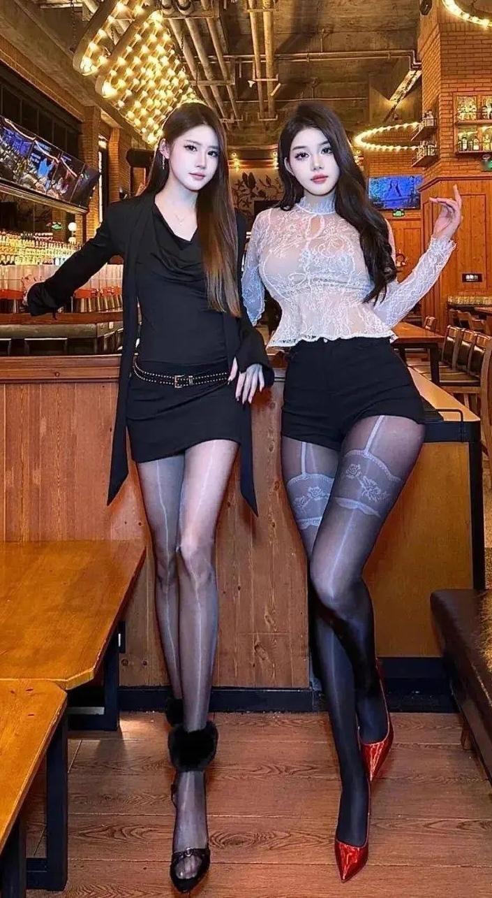 如何穿黑色才能大气又不暗沉分享时尚潮流街拍心动美女鉴赏。 