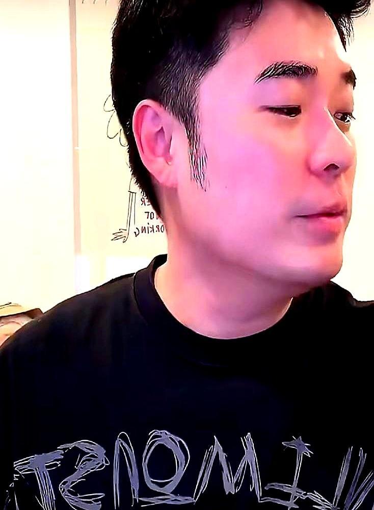 陈赫女儿追星，最后竟主动放弃合影。
 
不是买不到票，是根本抢不到。他扭头就找李