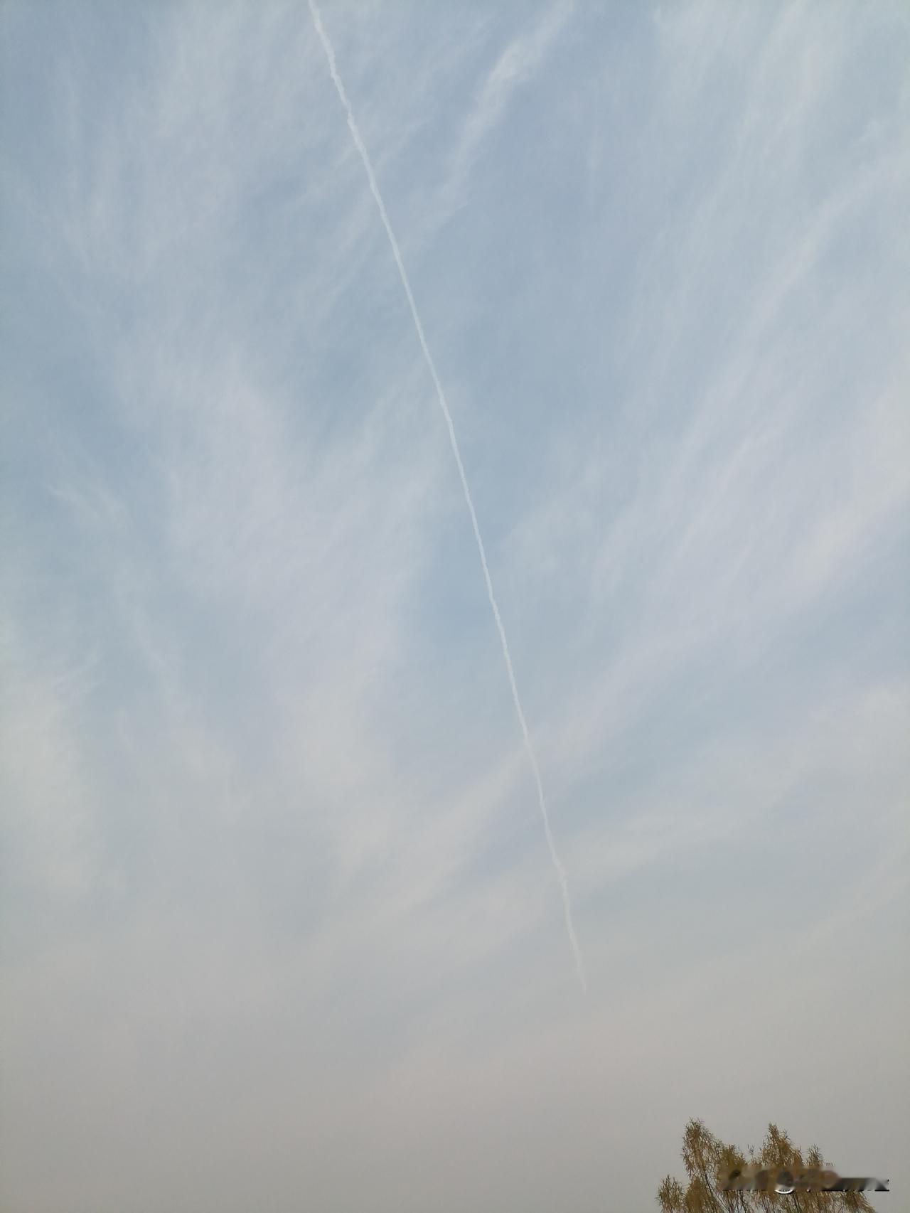 【是火箭云吗？】刚才，听到天空中有划破天际的声音。抬头一看，一道白色的光束划天而