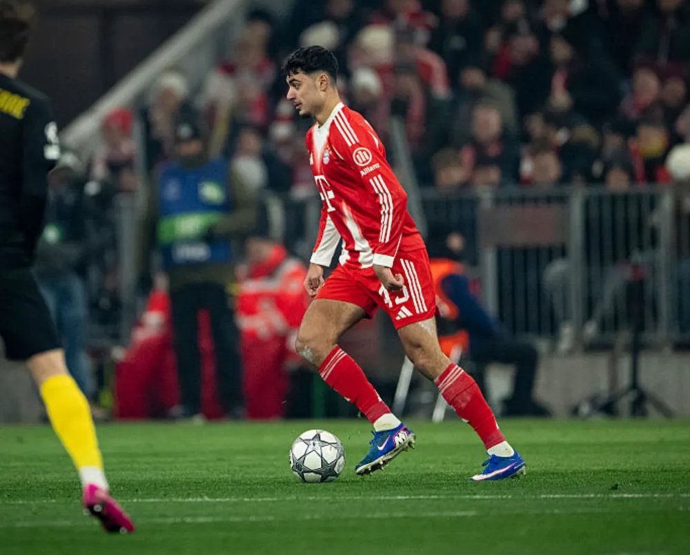 在压力下，帕夫洛维奇的前传球成功率高达 84.9%，在本赛季欧冠联赛中，这一比例