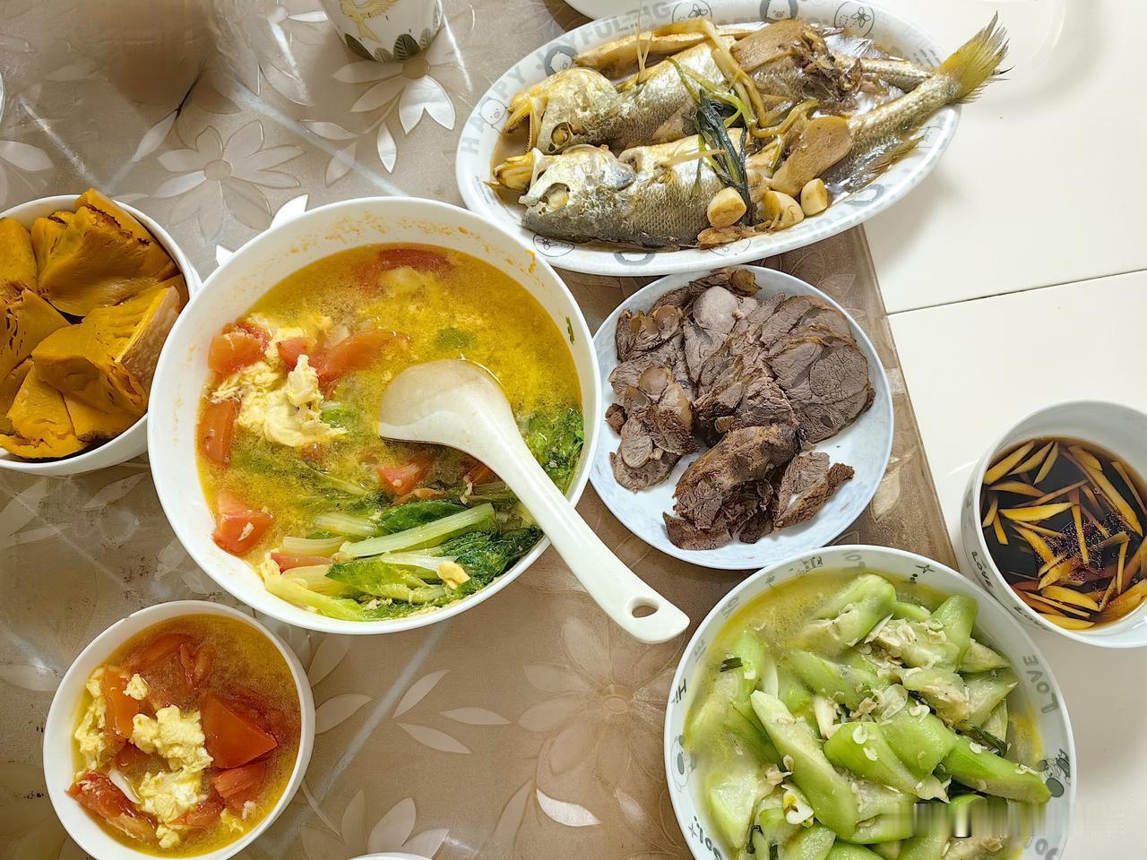 分享我这周有趣的事：大陆老百姓日常午饭餐，简单而实惠。