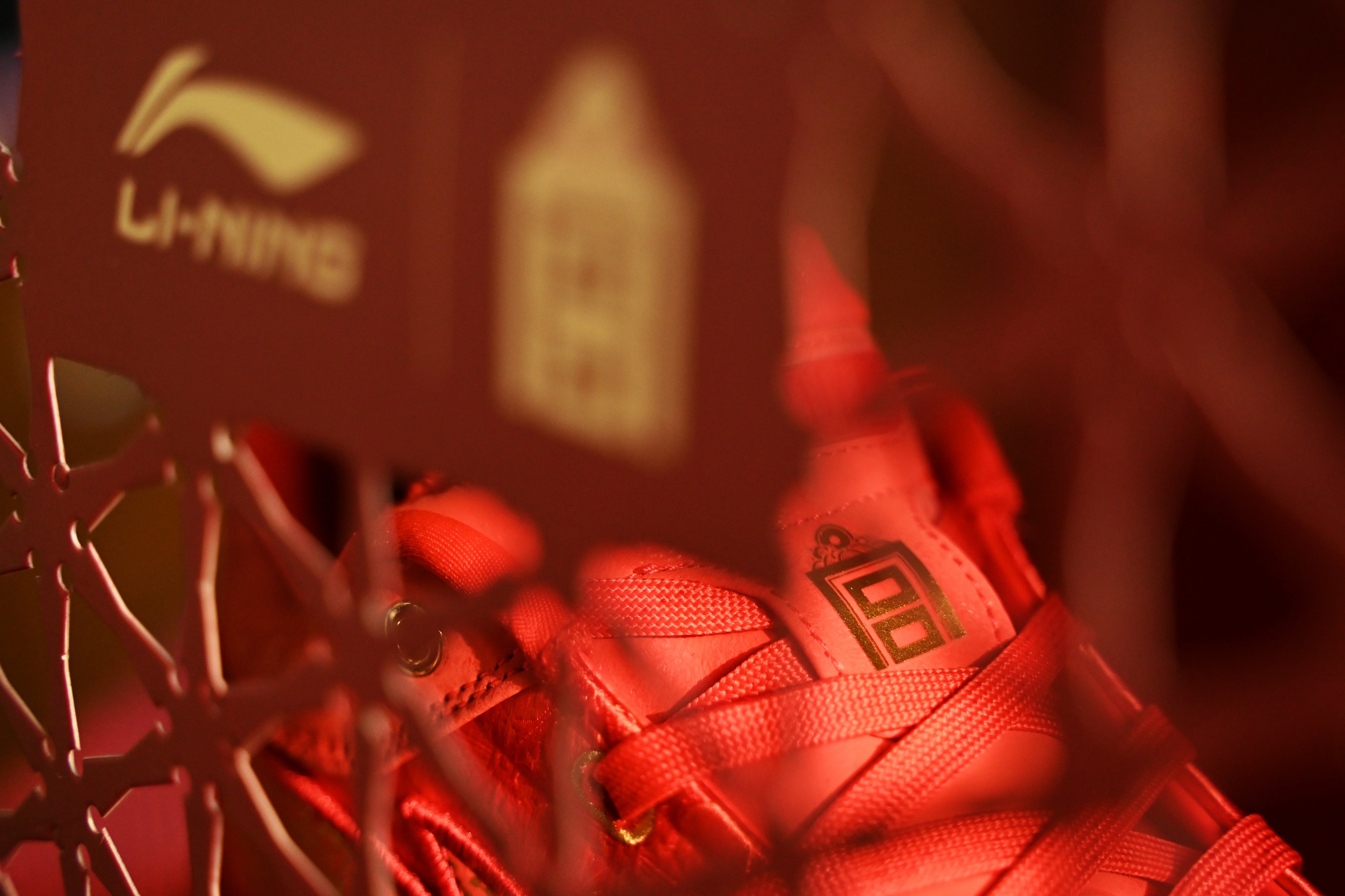 金红交织 历史沉淀 于诺大中取一隅 点染鞋上 疾疾如䨻 静可观  疾若风 凹凸秀