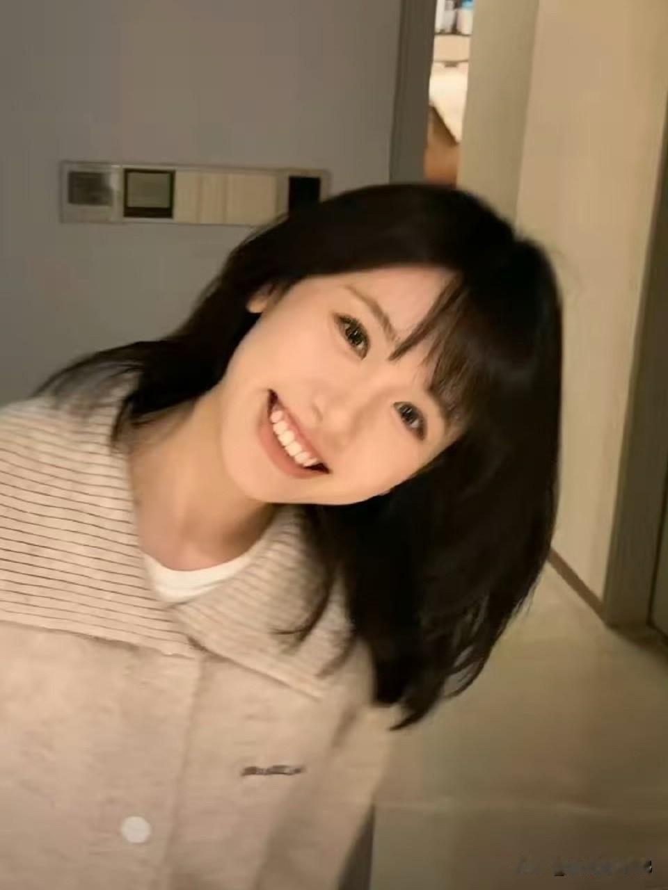 即将迎来二次化疗，一栗小莎子选择在头发掉落前，主动剪去长发。镜头前依旧笑着面对，