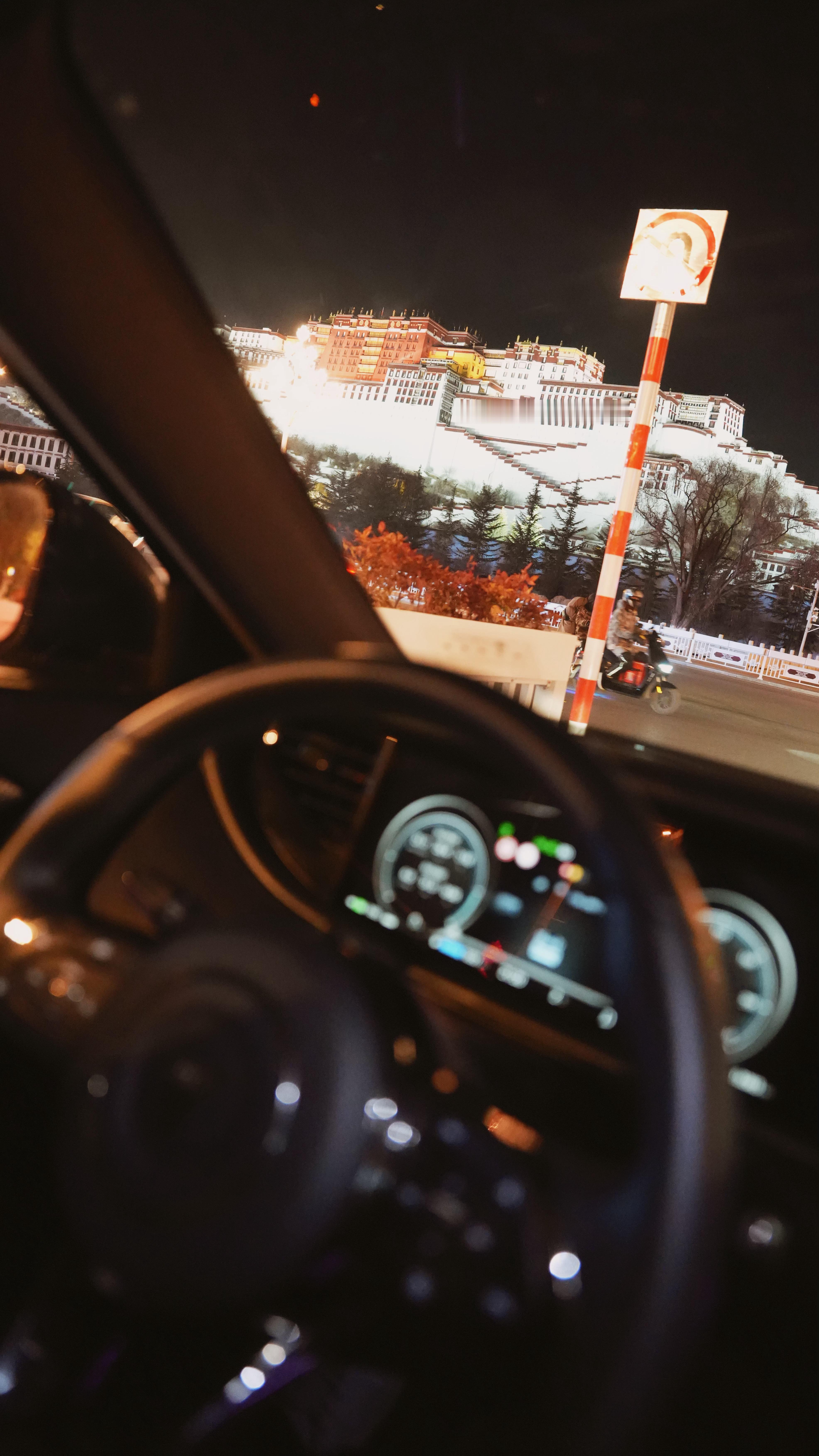 跟拉萨老友喝完酥油茶，回到酒店再开了一个电话会议，打开喜人2，舒服了 拉萨·全季