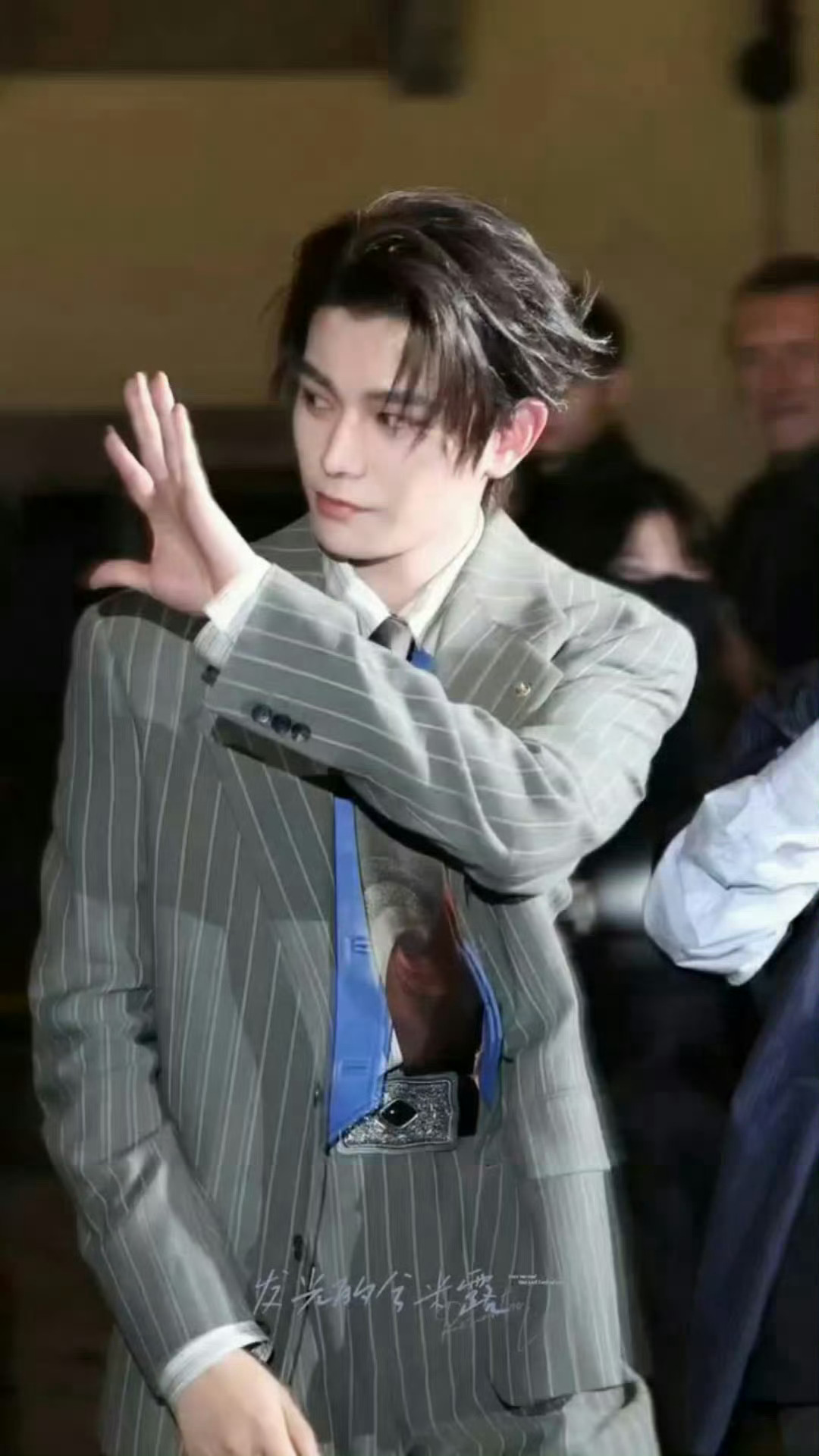 丁禹兮范思哲看秀造型条纹西服三件套，闪光灯📸不停，g社图都扛住了！ ​​​