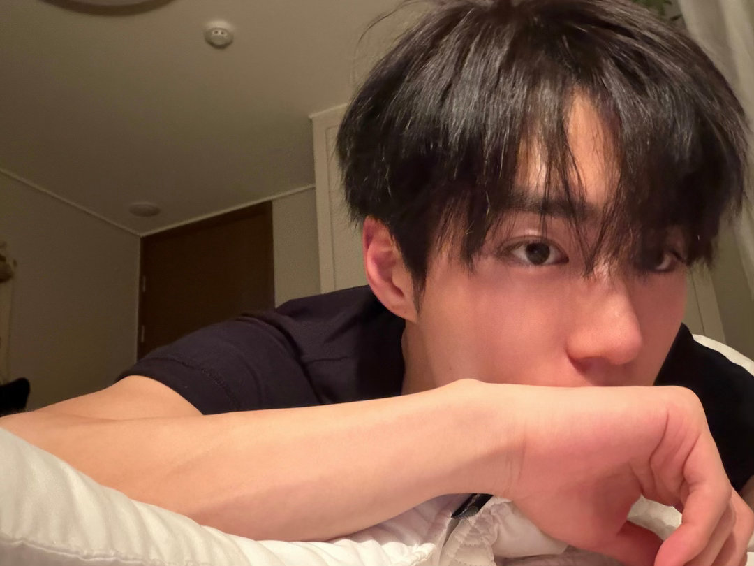 半夜发这种照片何意味😳😳在引导什么 ​​​