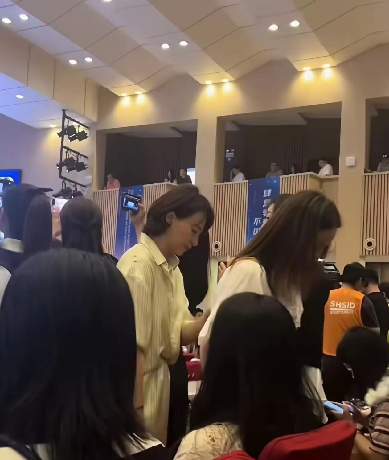 董卿参加儿子毕业典礼！还是那么知性大方美丽 