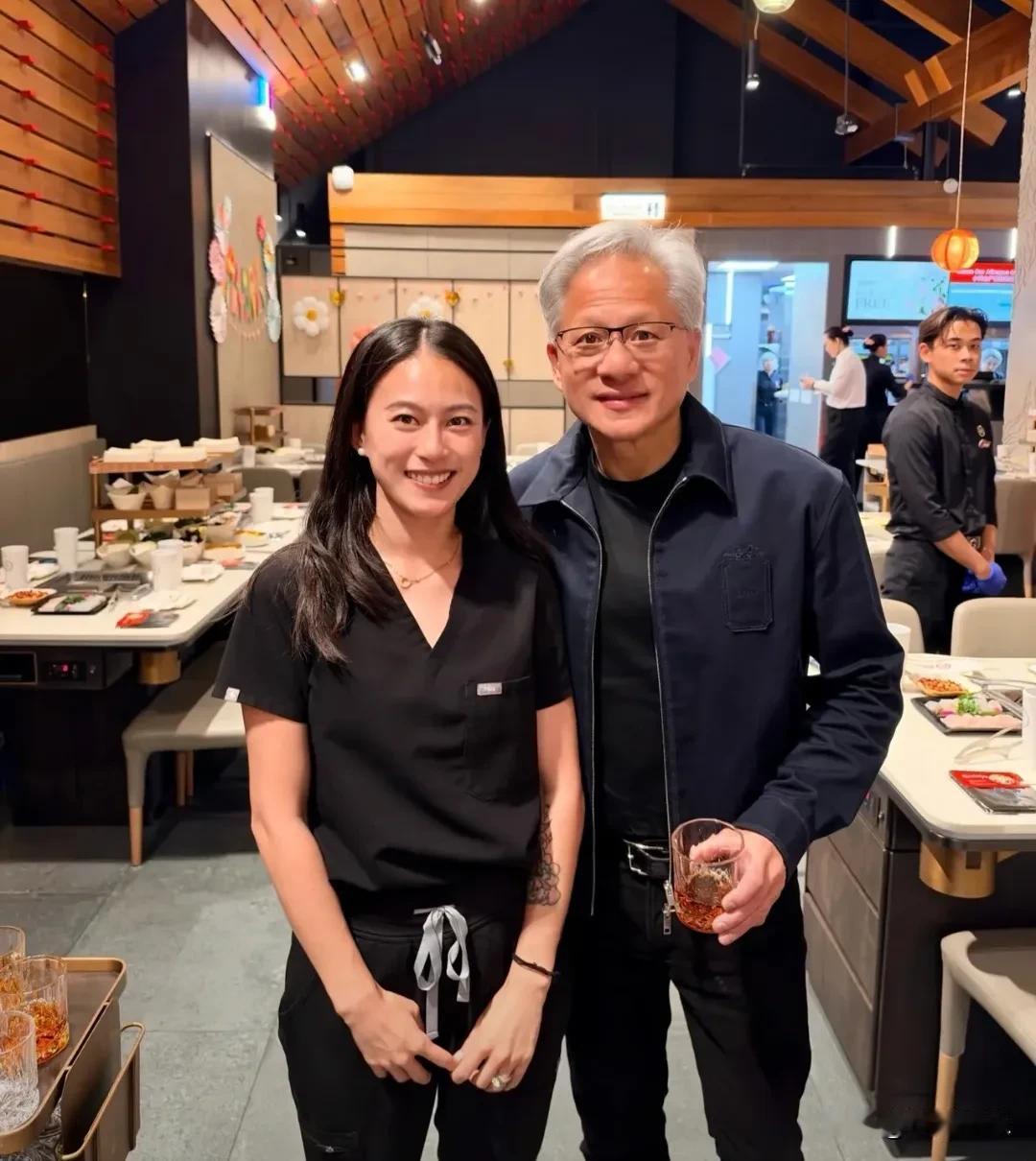 63岁黄仁勋包场海底捞请员工，转头又带着父母去领美国最高科学奖！真正的人生赢家！