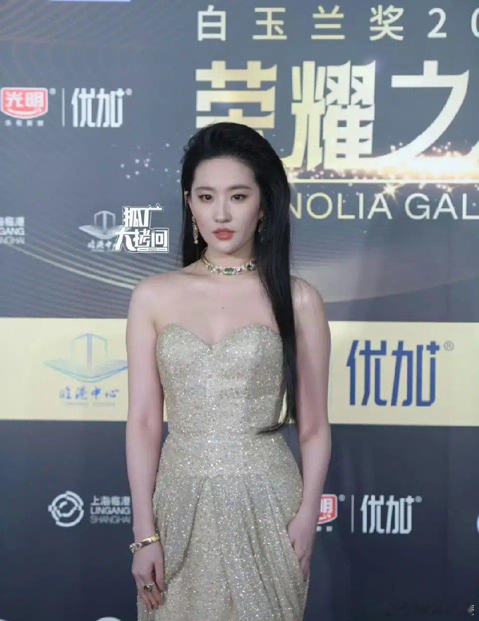 白玉兰没拿奖，刘亦菲破天荒地不体面，不仅是因为虚荣和傲慢，而是她最后一根救命稻草