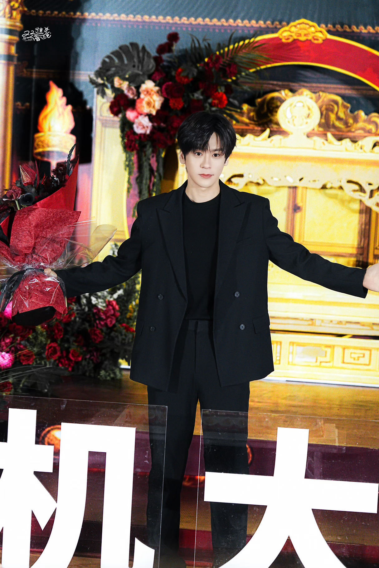 魏哲鸣凤不栖开机老干部发言 听魏哲鸣在《凤不栖》开机现场说话，总感觉他手里少了杯