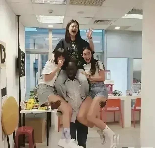 这个大学对外国留学生真的太好了！
不但给这些小黑提供高额奖学金，还提供美女学生伴