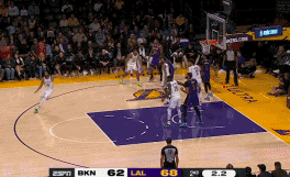 受到交易流言影响？里夫斯压哨三分投到离谱，上半场7中2仅5分
北京时间1月20日