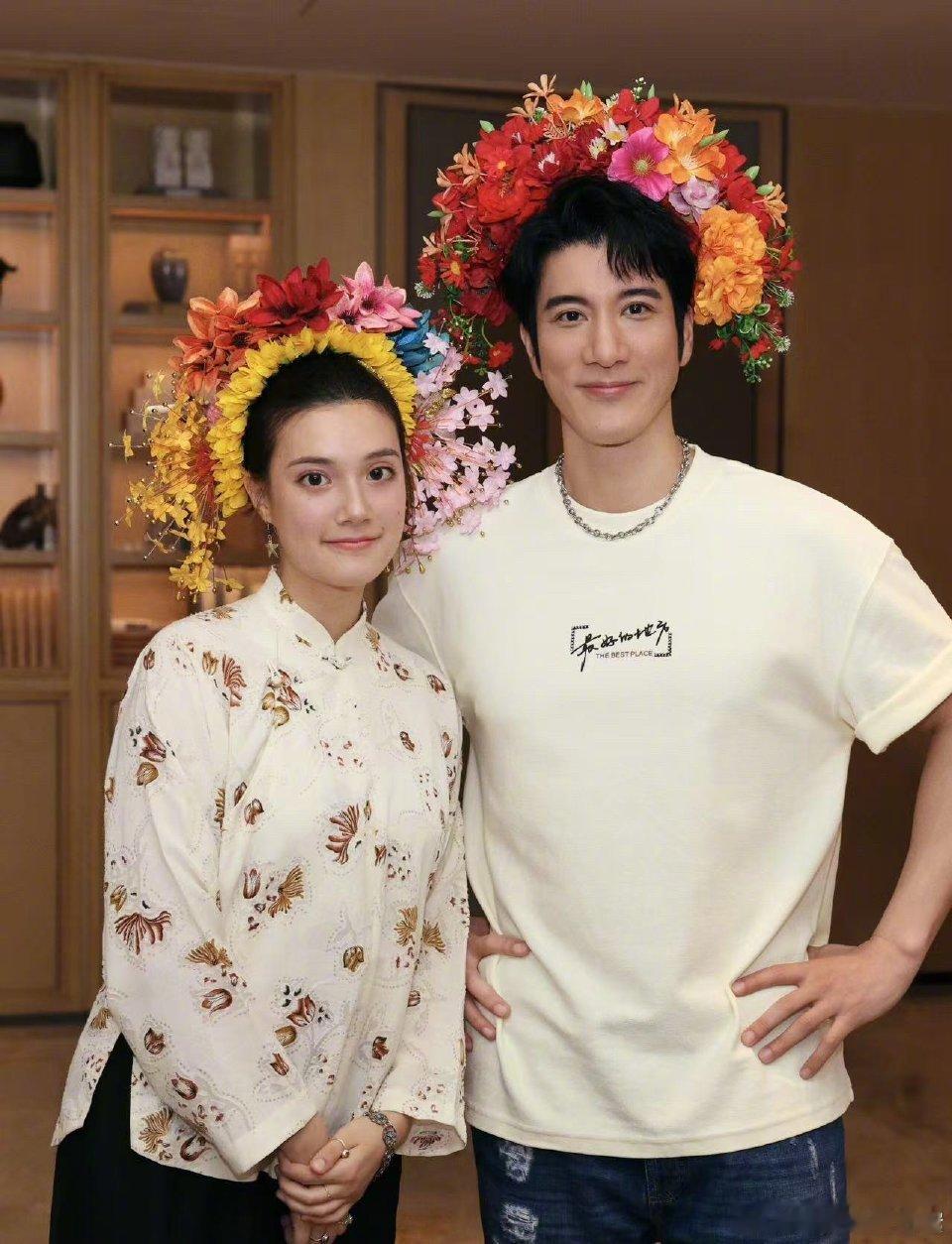 二哥戴簪花的样子太有少年感啦，和侄女站在一起，完全看不出年龄差！王力宏戴了泉州非