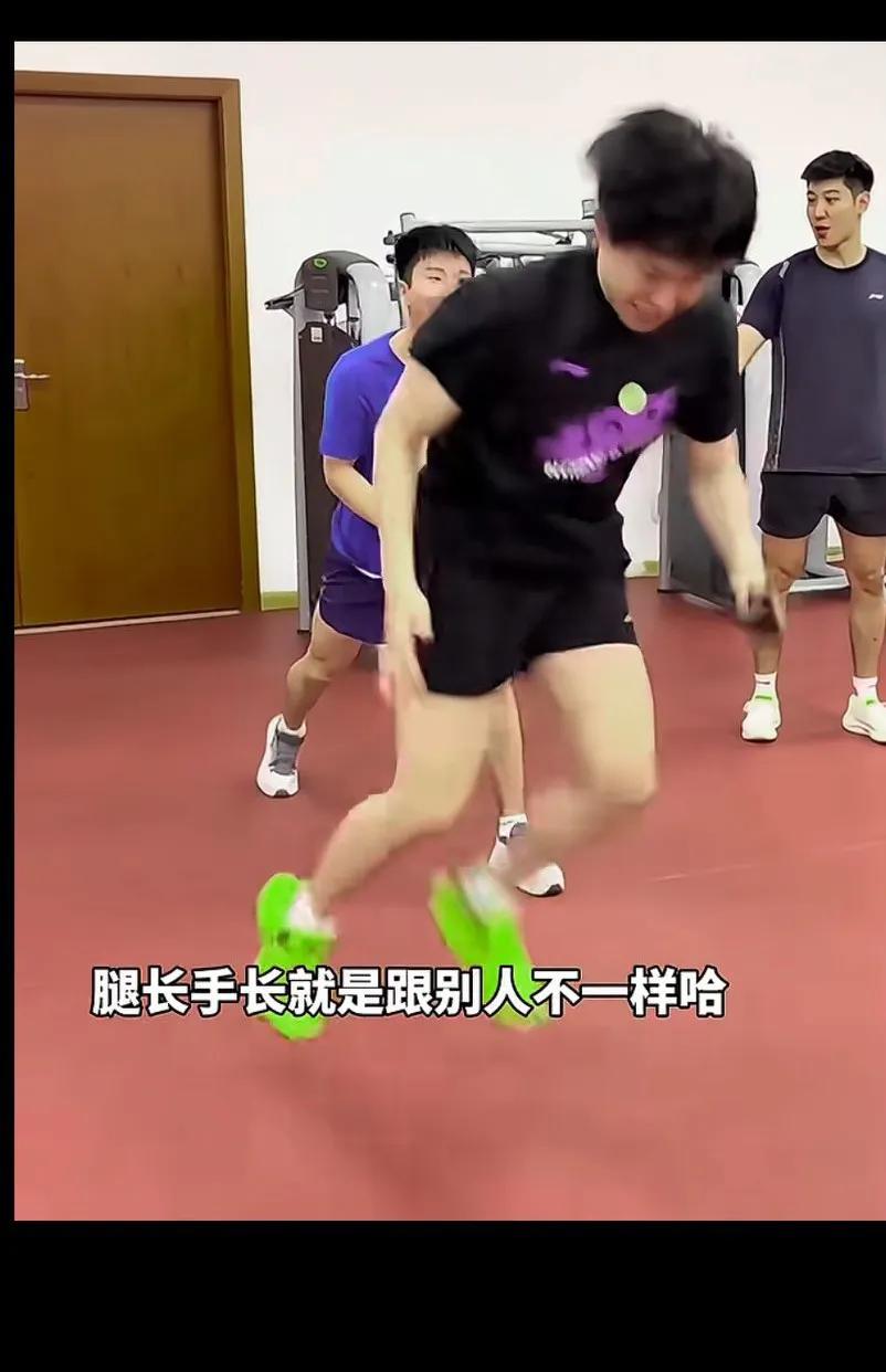 腿长手长，与众不同！🏃‍♂️
看到头哥我就开心，好久没有看到头哥这么开心了