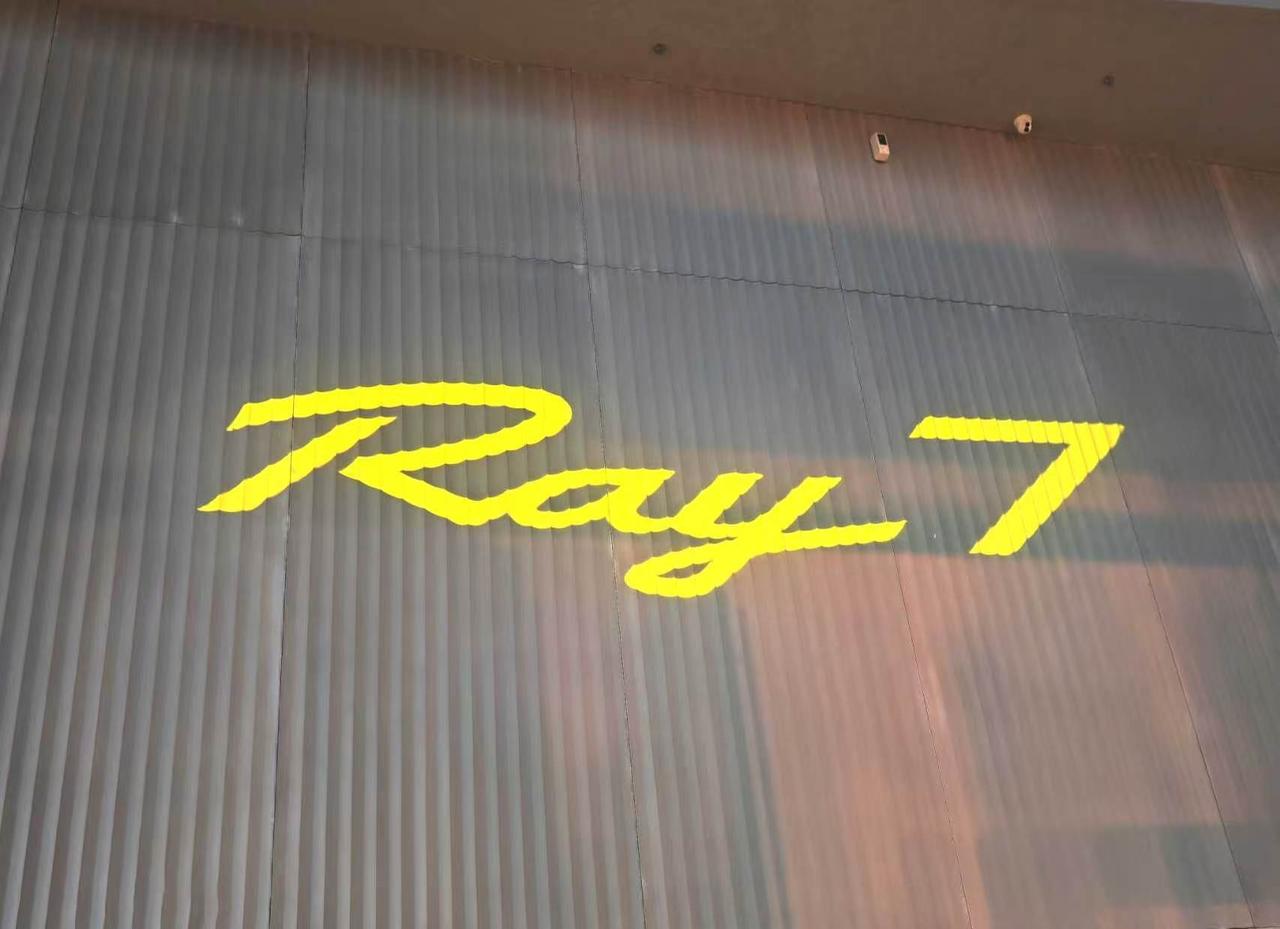Ray7给我的第一感觉就是，这车还真挺对年轻人口味的。低趴宽体、溜背造型，再加上