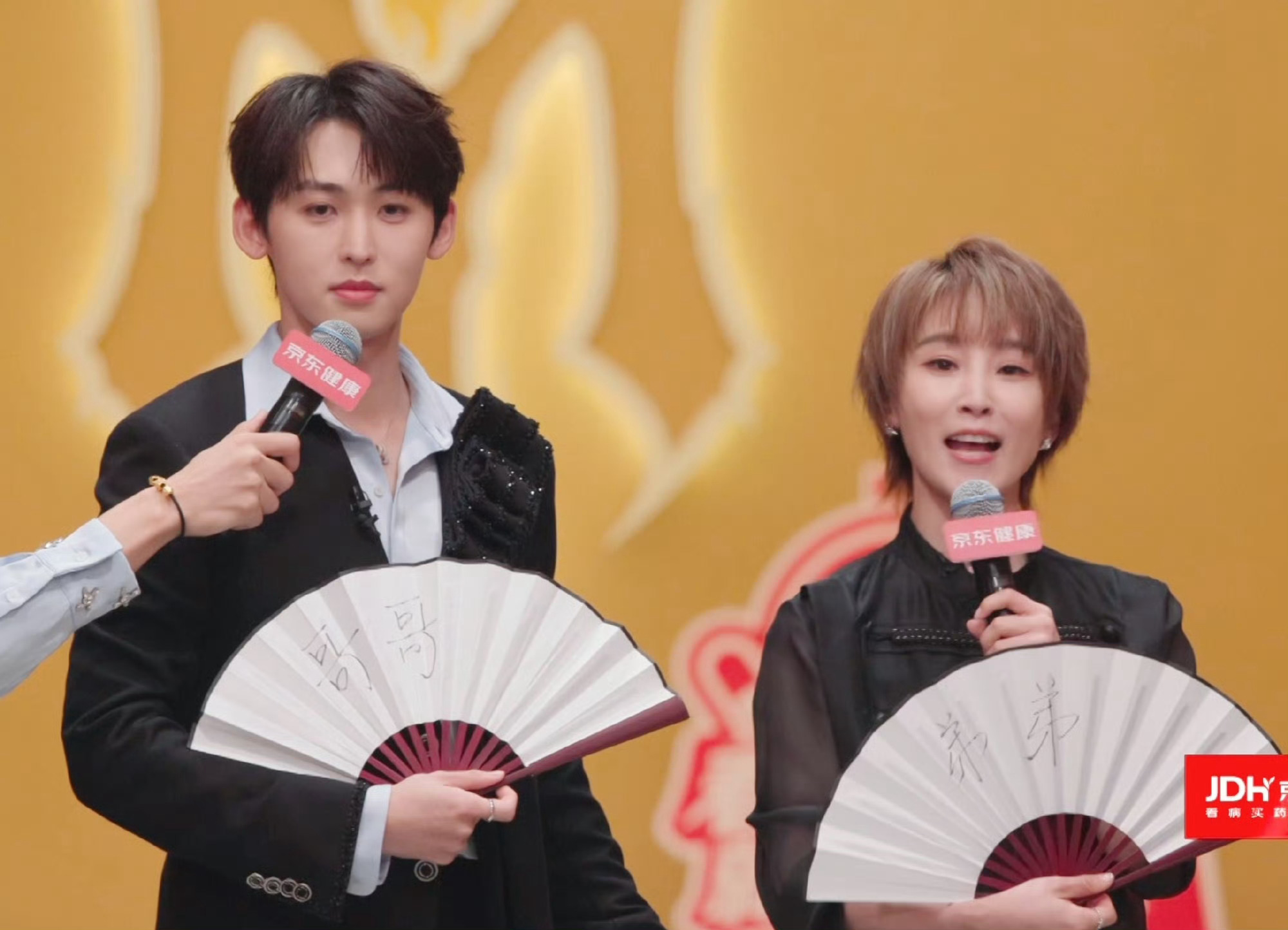 唐九洲 粥止弱 在披哥直播里也太有梗了叭，因为这一季是体能和唱演的主题，一直以来