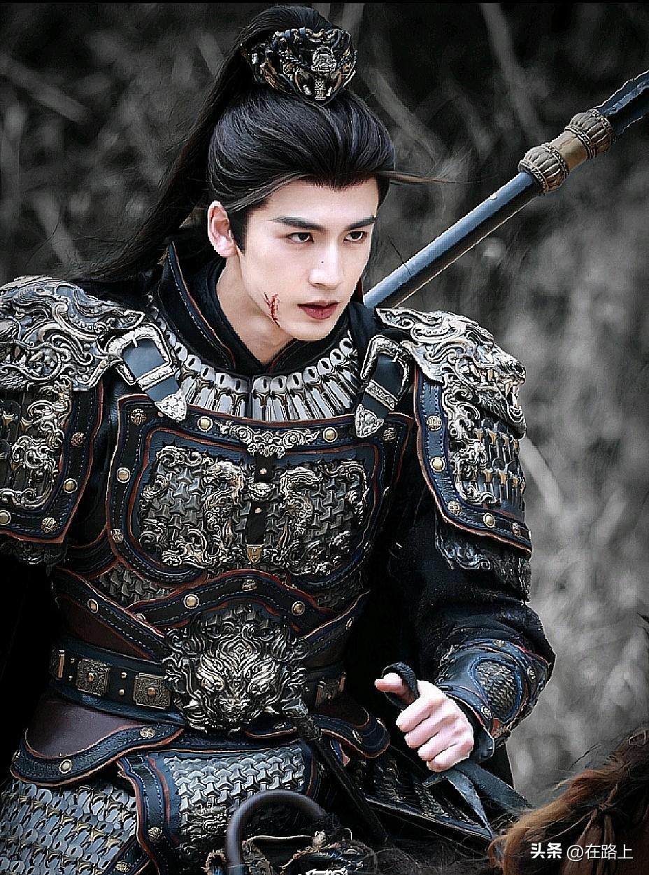 张凌赫这次怕是真摊上事了，三个雷同时炸，一个比一个狠。先说“粉底液将军”这个梗，