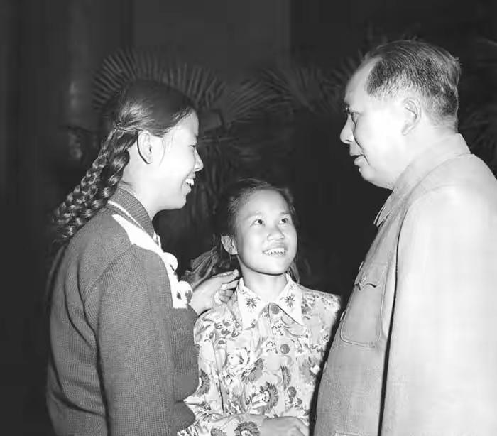 今天看到一张老照片，1959年10月1号，国庆十周年，天安门城楼上。毛主席身边站