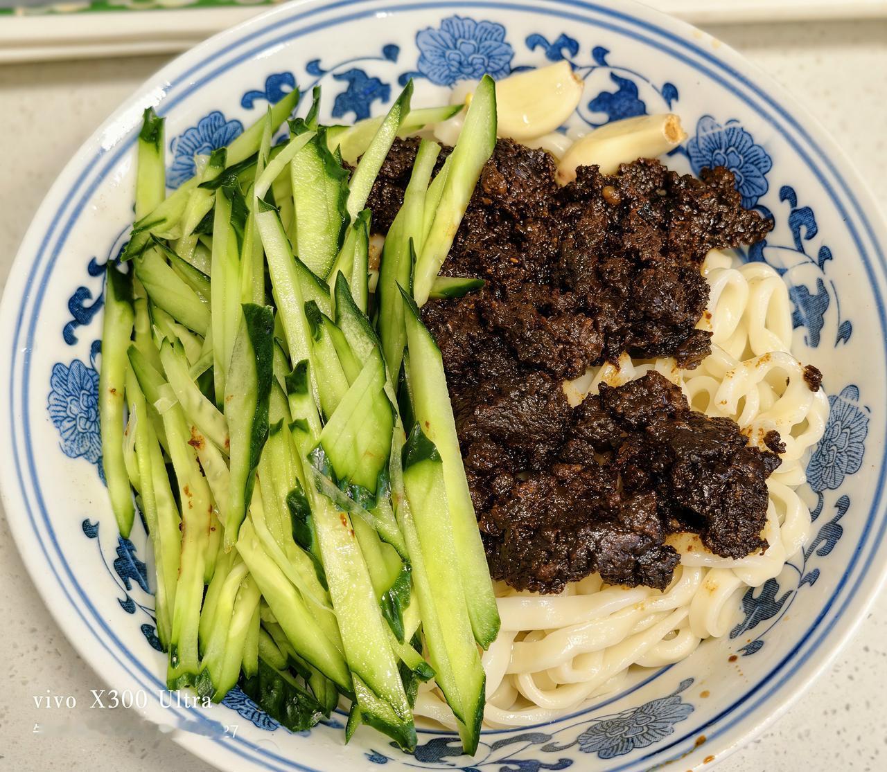 下雨了，在涿州一个人在家的晚餐：还是得意这口儿牛肉炸酱面，配上黄瓜丝和段、大蒜瓣