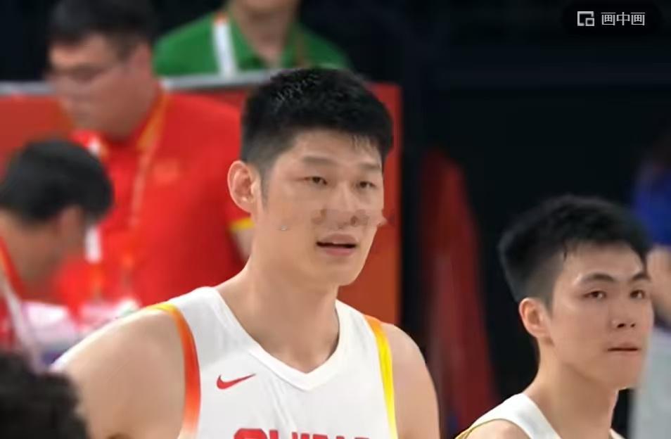 到了铜牌赛，教练终于改变首发阵容了，让胡明轩代替廖三宁，李弘权代替崔永熙，其实在