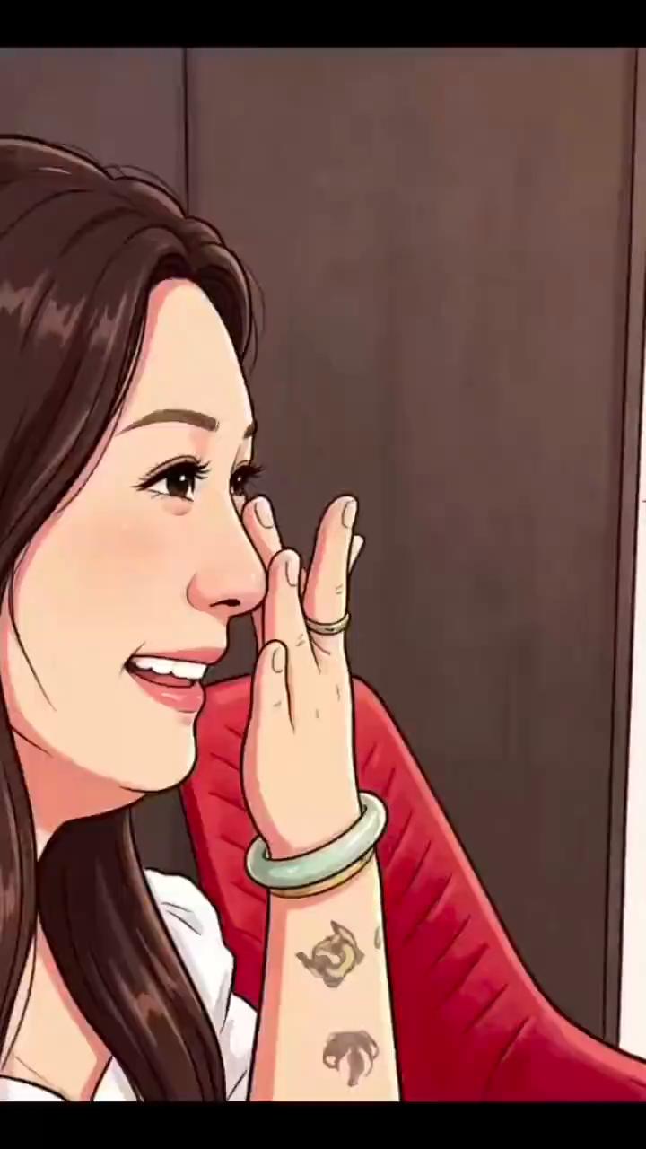 女子和家人吃完饭后，男子拿着一次性碗突然进来想打包，想求点剩饭剩菜拿回去给父母吃