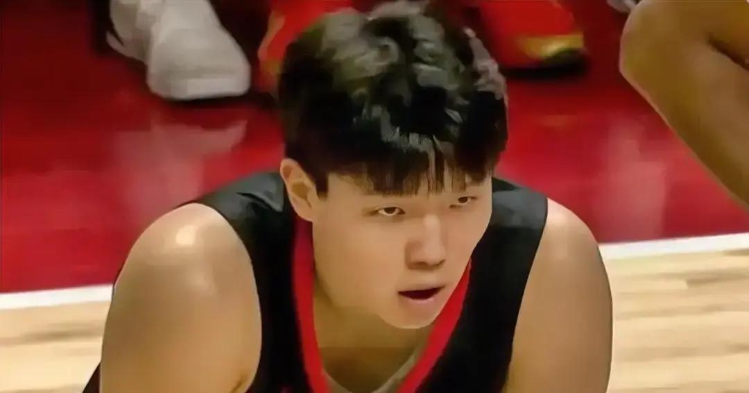 他这赛季被喊慢，却靠脑子场均2.3助攻0失误
 
青岛主场大屏幕回放慢动作，杨瀚