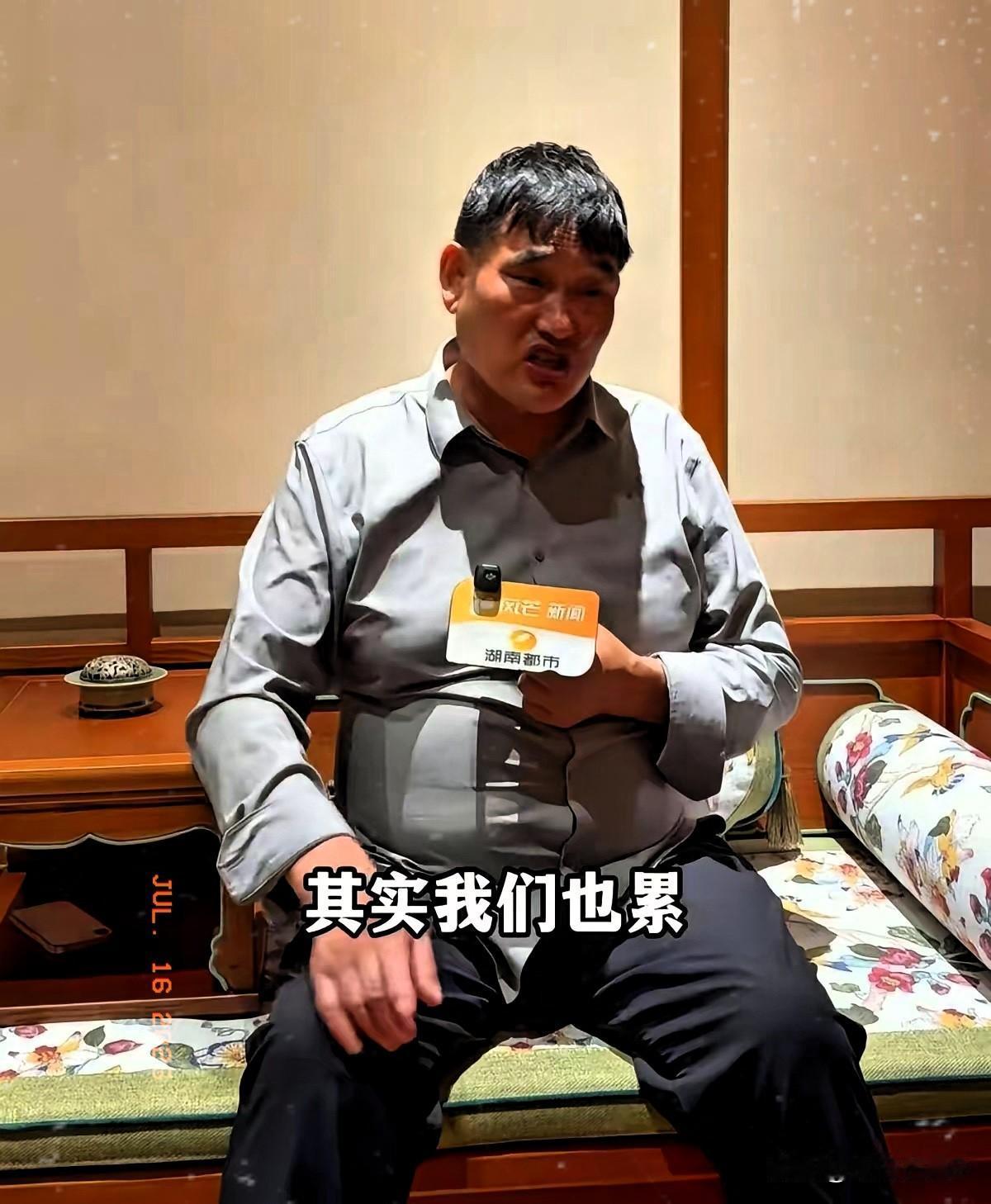 大衣哥朱之文一句话，戳破了多少“体面人”的遮羞布。

“我喜欢按摩、烫脚，但不敢