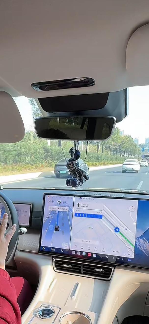 这挂件是带香味的，淡淡的很舒服，新车上很好，一上车就能闻到很清爽的感觉【来自懂车