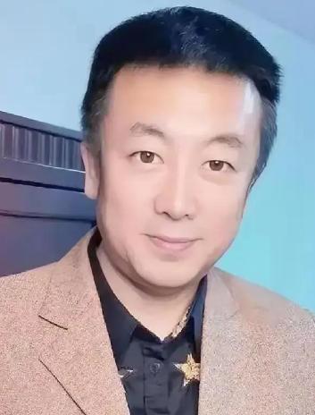 2011年，一名瘫痪多年的民警坐在轮椅上在家中看电视，突然，他神情激动，指着电视