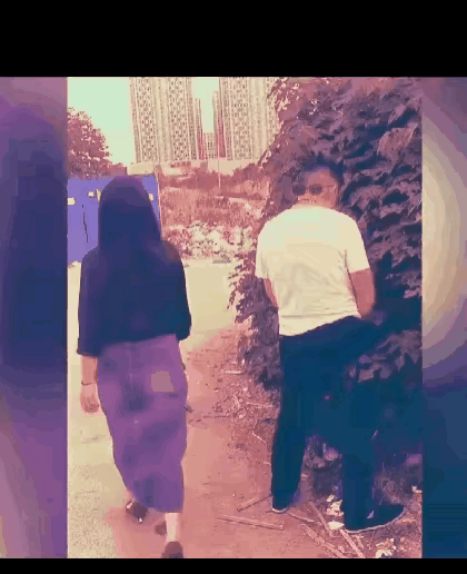 晒图笔记大赛大路上，一男子在马路旁边洒尿，这时一女子路过，很是生气。捡起树棍直接