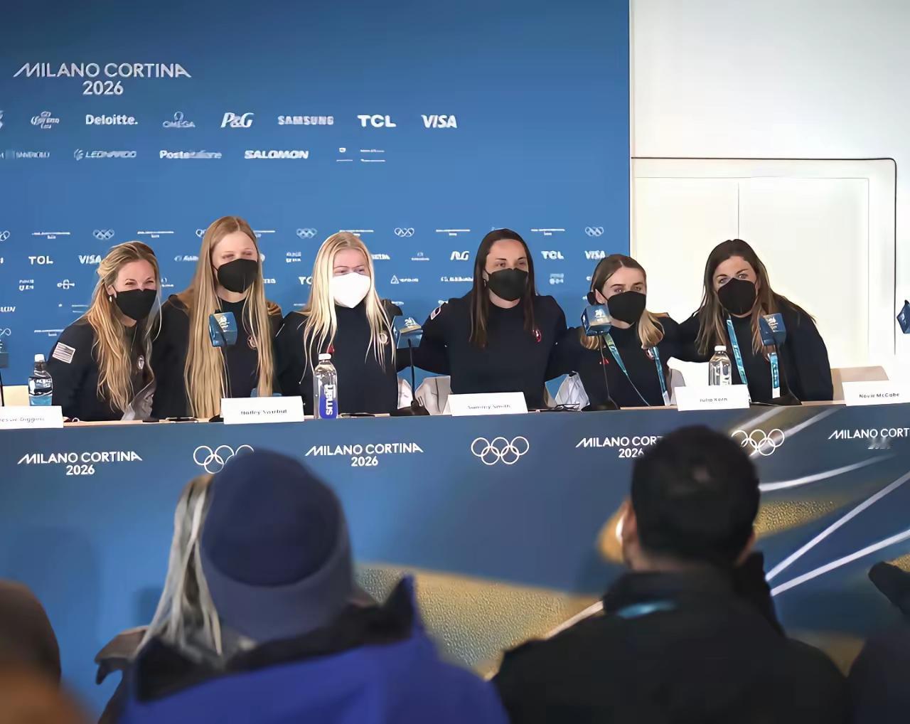 美国人，你们还把口罩摘下来吧。

看到你们在26年运动记者会上集体戴上了口罩，大