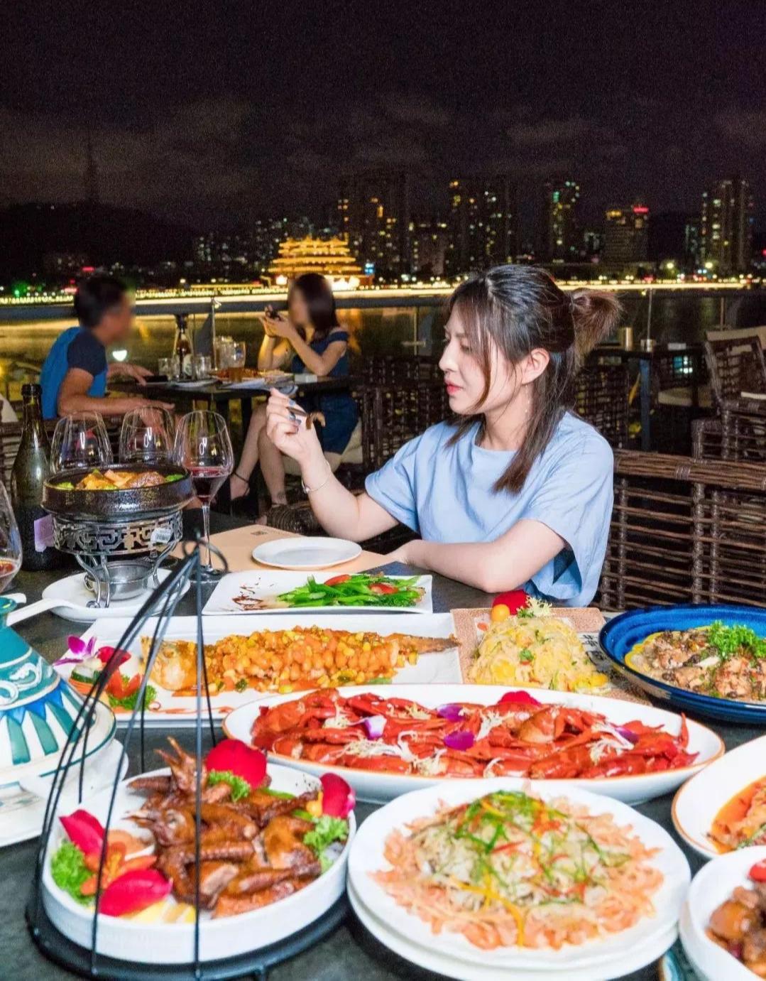 昨晚和相亲对象吃饭，聊得还算可以，结帐时她说AA，然后就送她回去了，后来发信息给