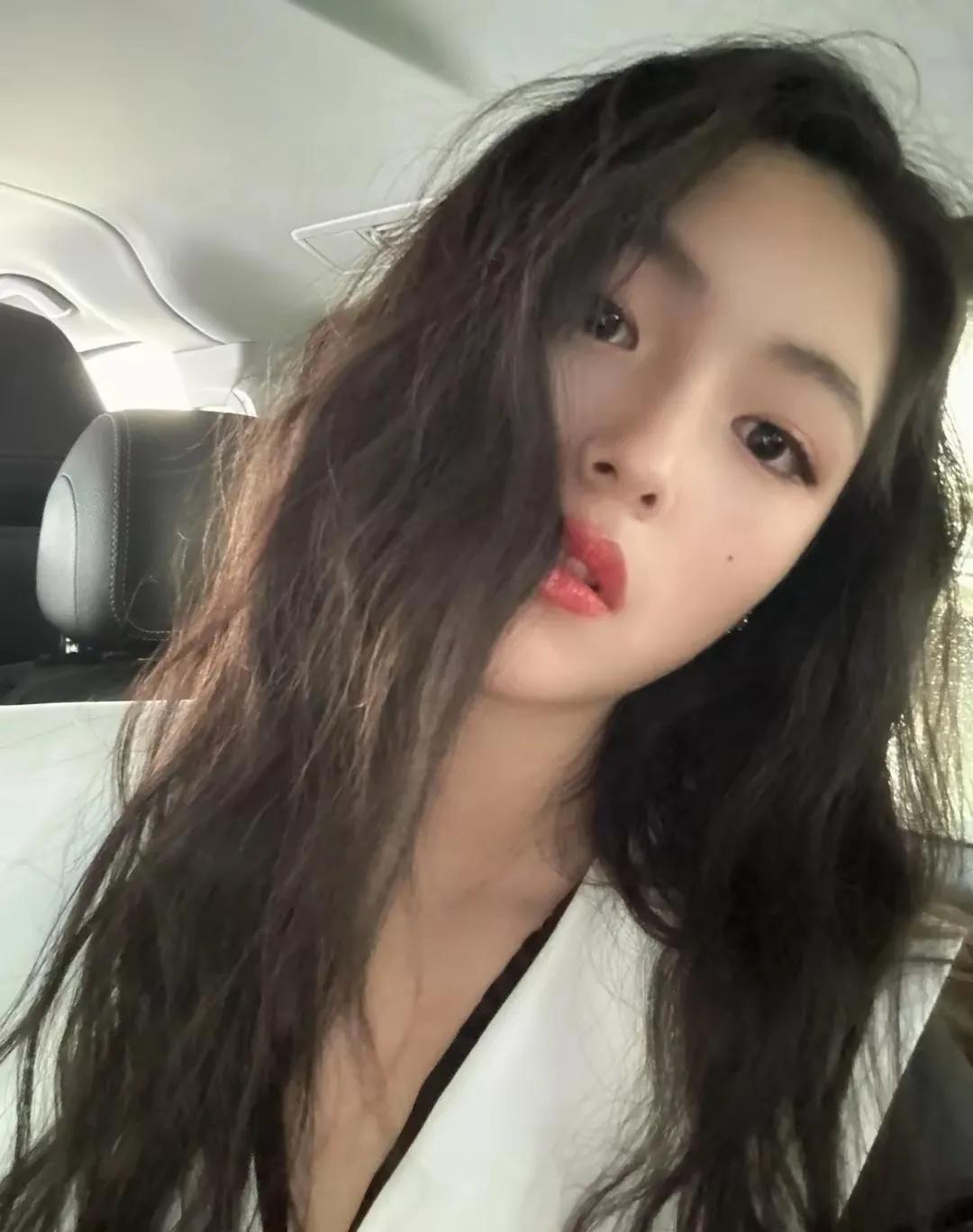 李湘把女儿当公主富养，而田亮却把女儿当成男孩穷养。看看他们长大后的样子，简直不要