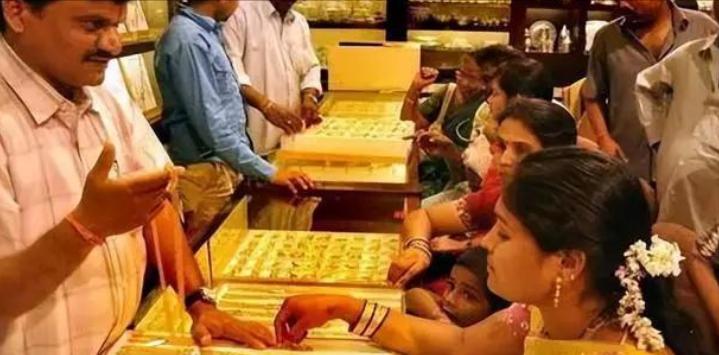 印度想把自己存在美国的黄金运回家，美国不让。可另一边，中国却用聪明的办法，把黄金