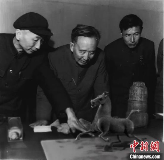 雷台汉墓出土是一套铜车马阵，铜奔马被认定为“带头大哥”。铜奔马是空心的，在博物馆