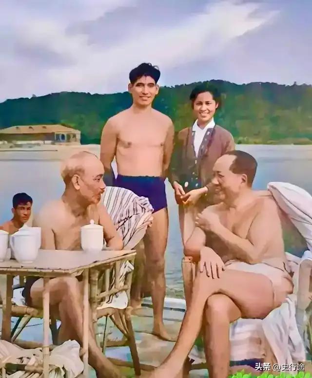 那个时候，毛主席和胡志明主席这两个可爱的老头儿，赤裸身体在北戴河谈的很惬意。他们