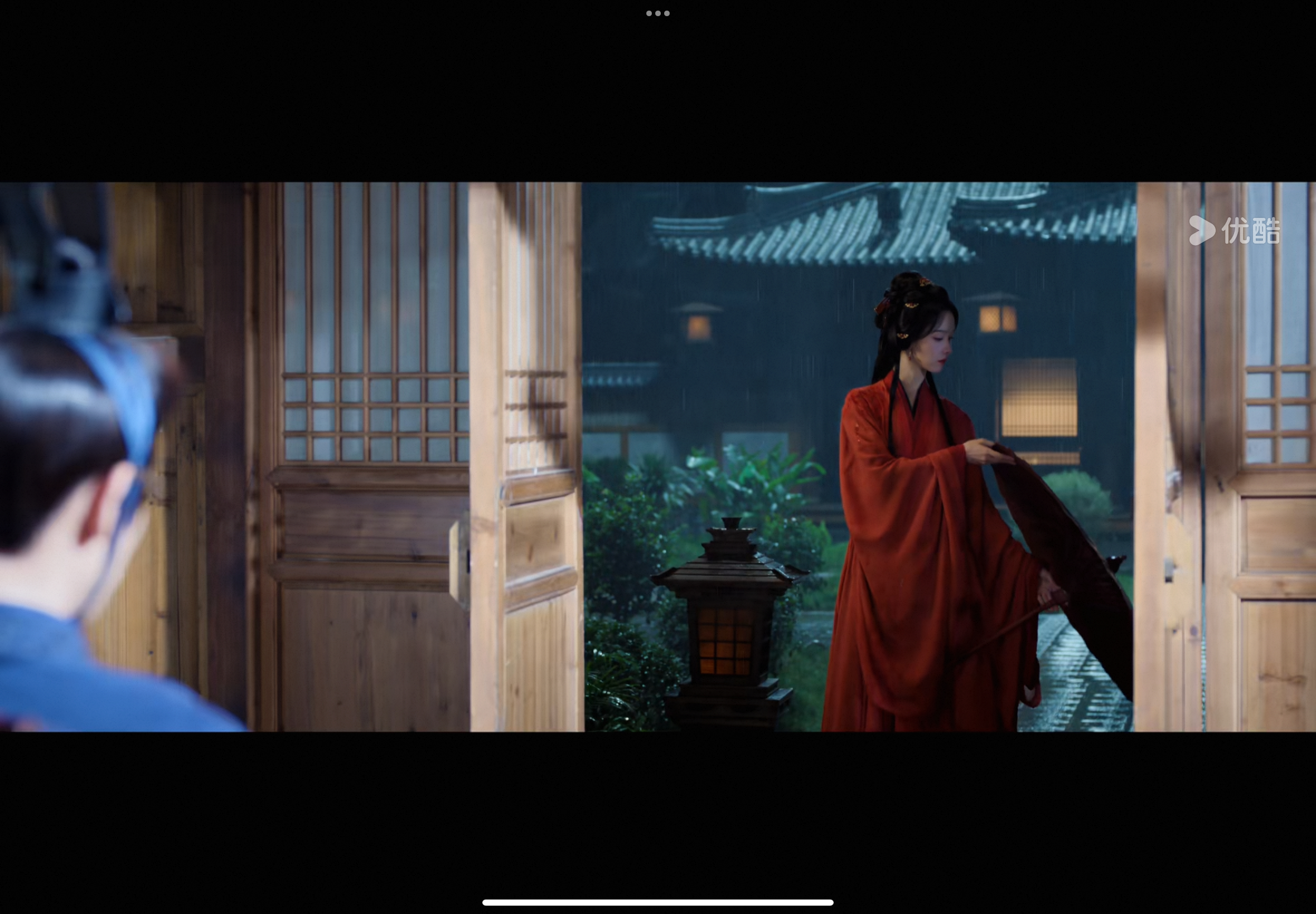 红伞雨夜翘楚 