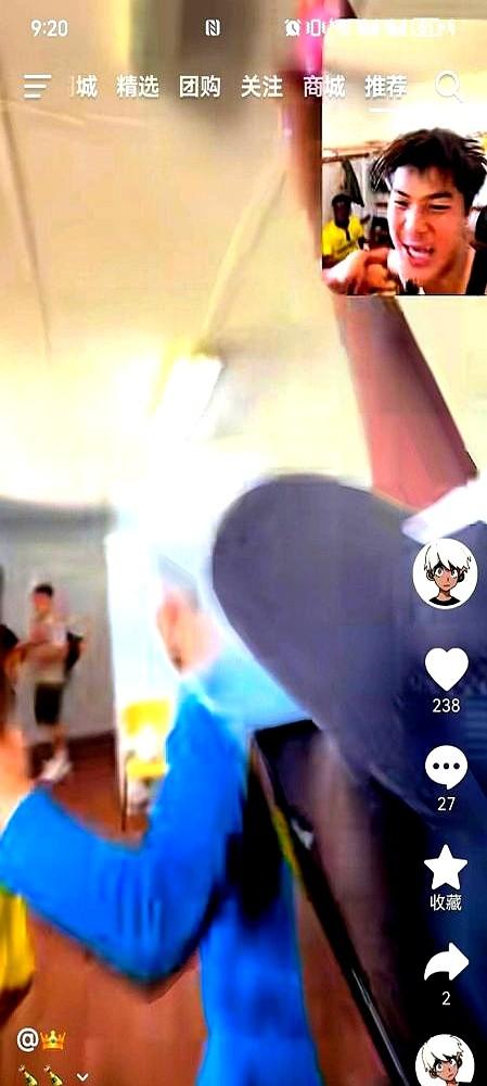 16岁，替补上场，一己之力逆转德比，帮球队夺冠。比利亚雷亚尔急着递上新合同，他却