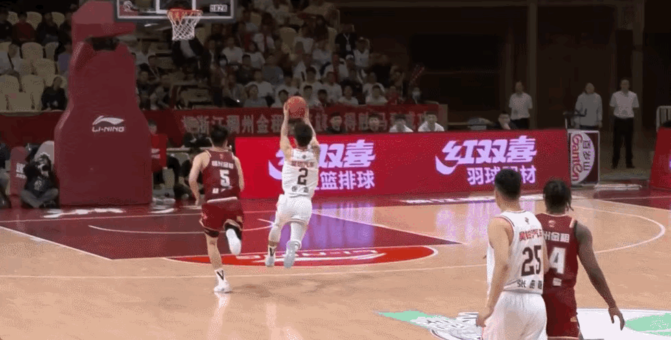 CBA第二轮，广东队与浙江强强对决中胜出，广东队在纸面实力不如浙江队情况下却是赢