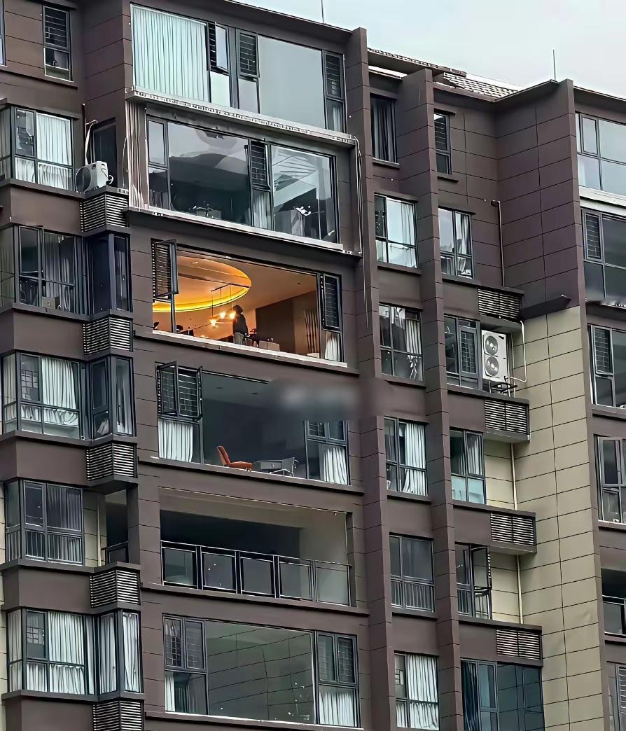 花大价钱装全景落地窗想搞“霸道总裁”范儿，结果全街都在看他的“楚门的世界”直播！