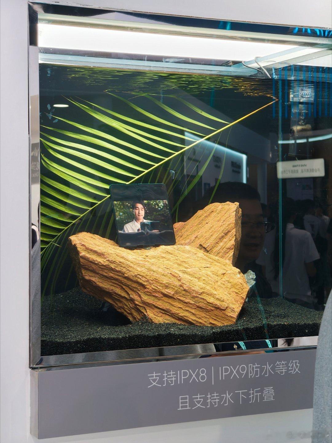 上海MWC现场哪个展台更令人瞩目？答案一定是vivo展台！在AI工具大放异彩、让