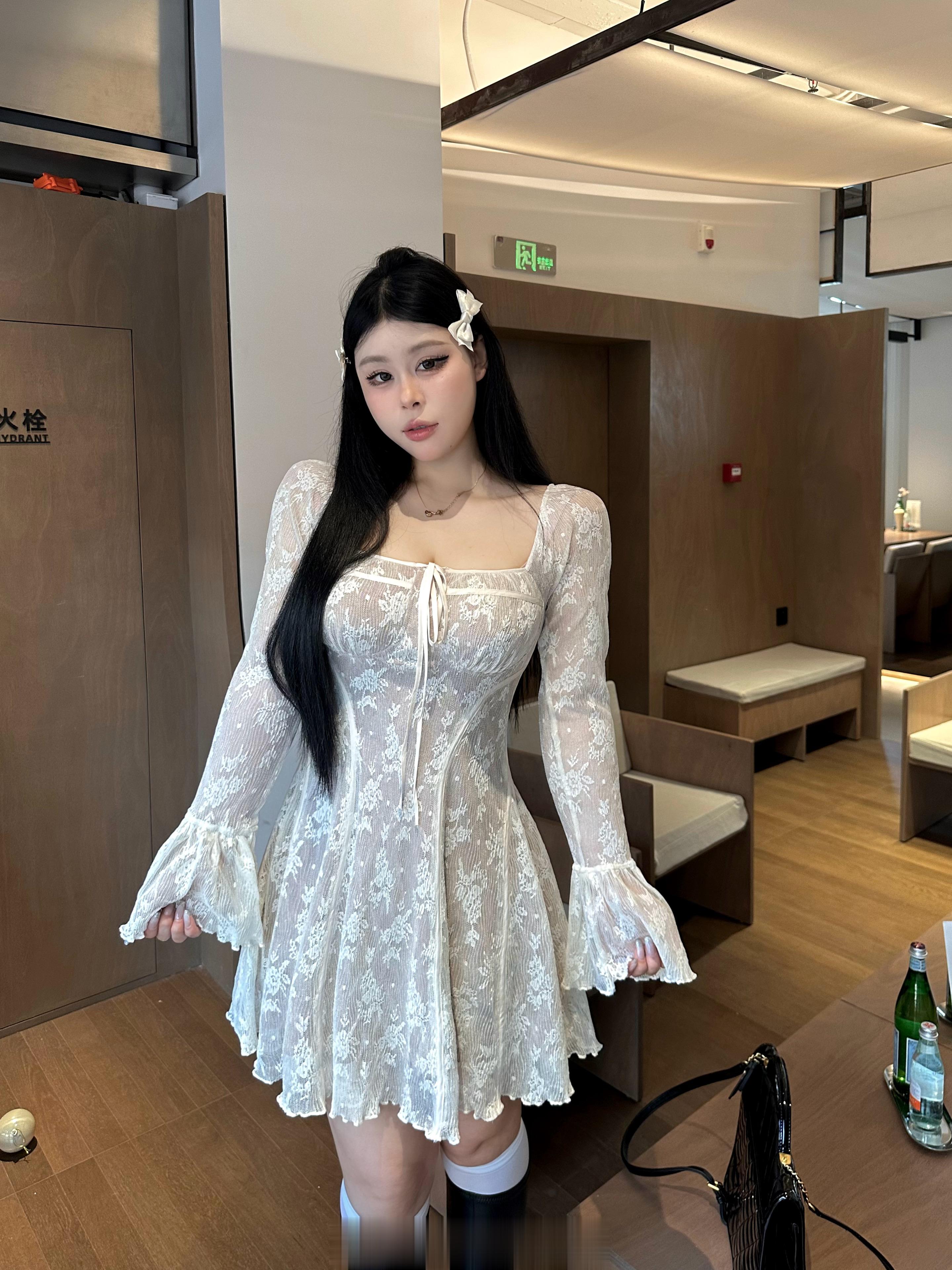 年会裙来噜！白色这款是我前短时间就买的私服裙来着 ！没想到最近一下子火了  但是