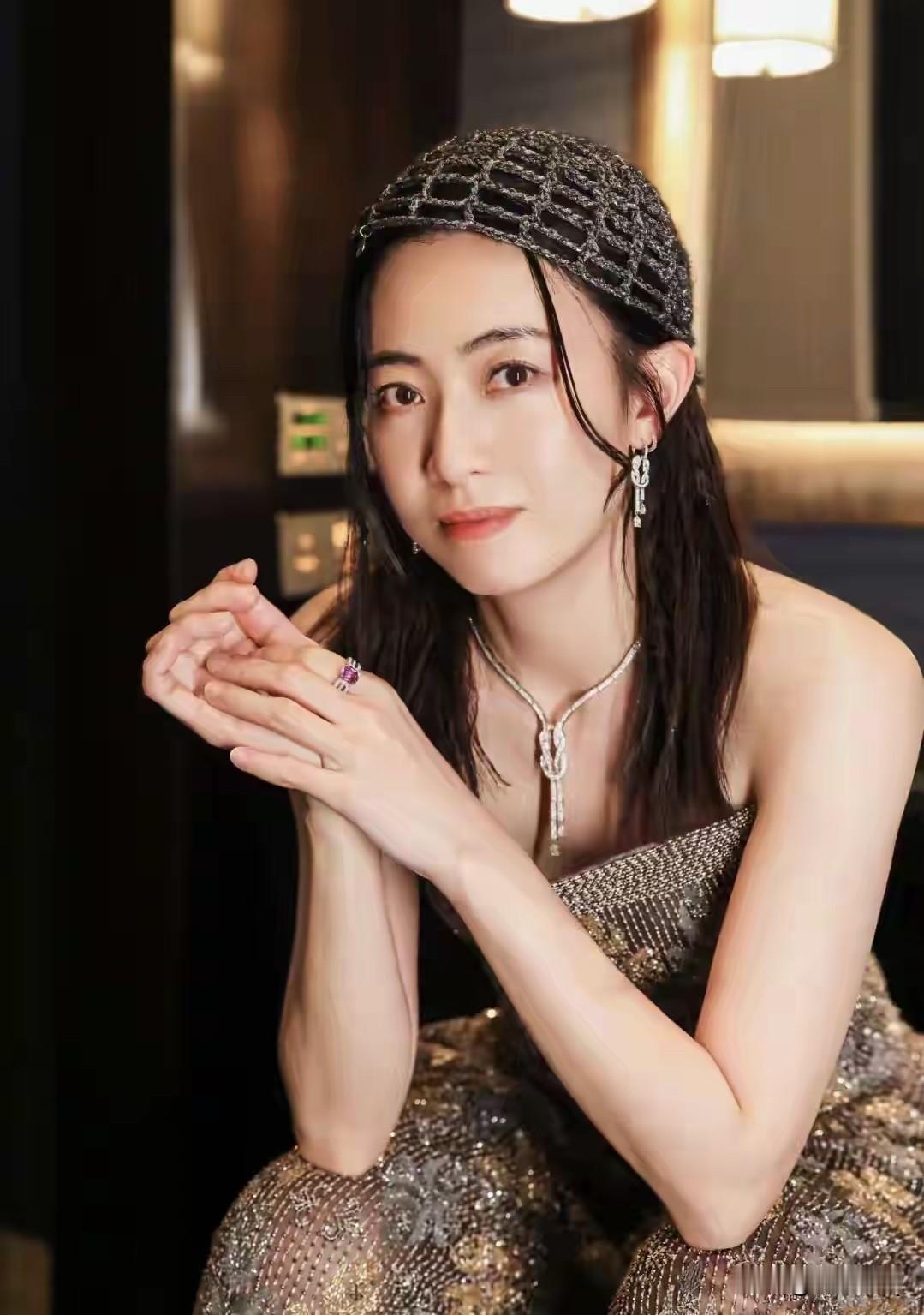甘比的脸好神奇，现在是越来越逆龄生长，而且特别像yoyo陈自瑶。（看图一我还以为