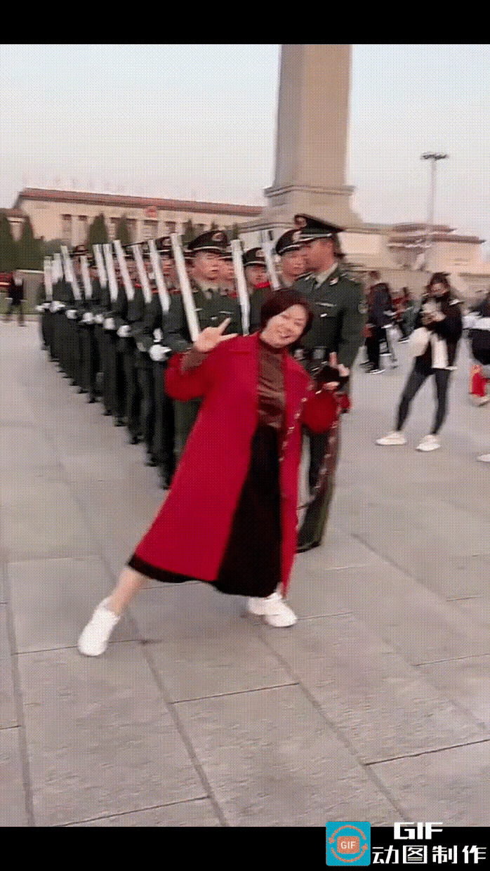 看到这个视频，心里暖乎乎嘞。
这位大姐头一回见到军人，满心欢喜上前合影，乖乖摆好