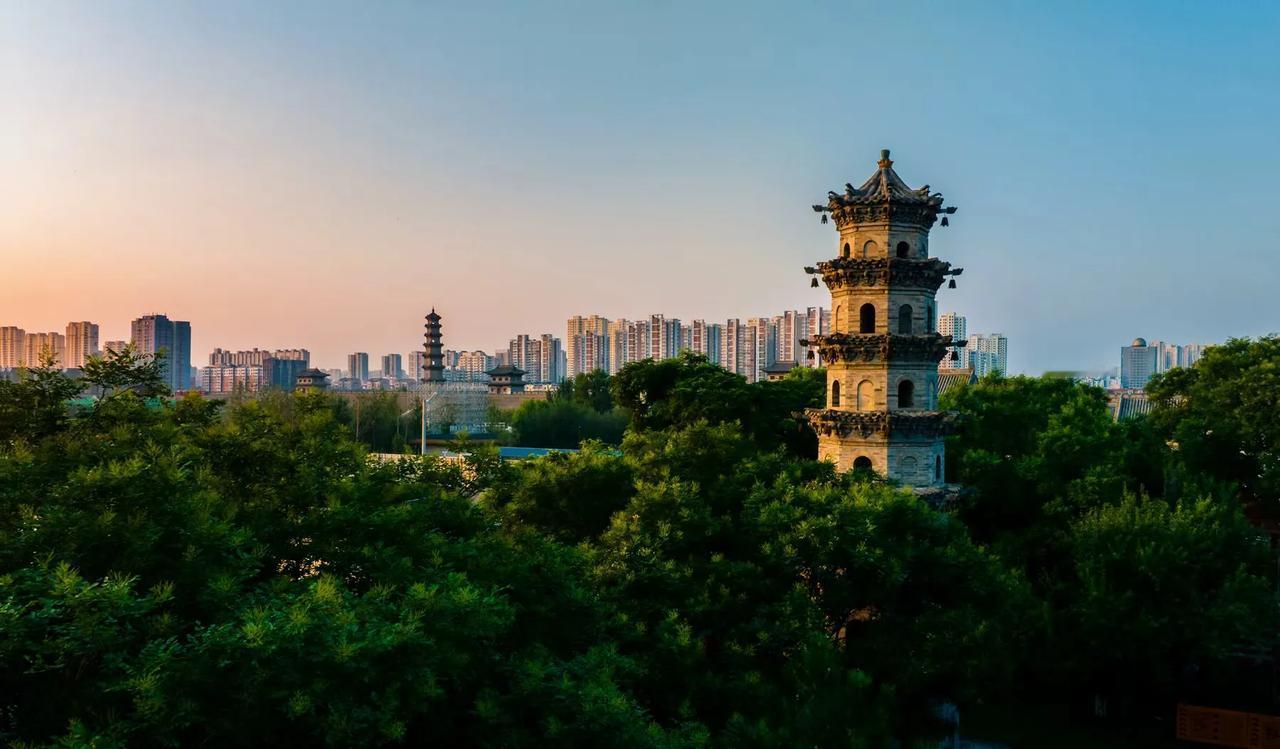 双塔映朝晖

提起大同雁塔，尤其外地游客，也许只知道南城墙上的雁塔，而不知道文庙
