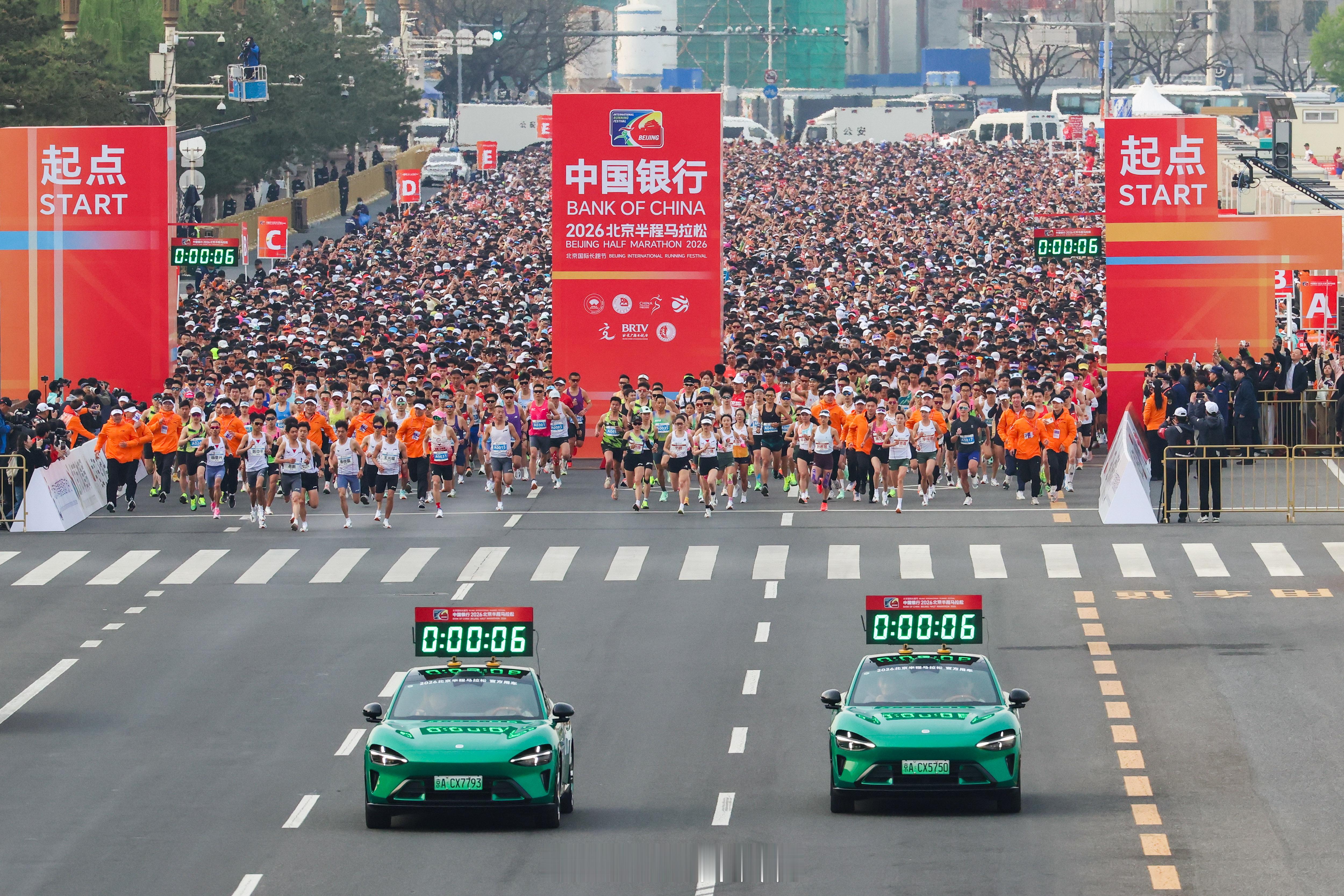 排面拉满小米YU7北半马领跑2026北京半程马拉松今天开跑，小米YU7是官方指定