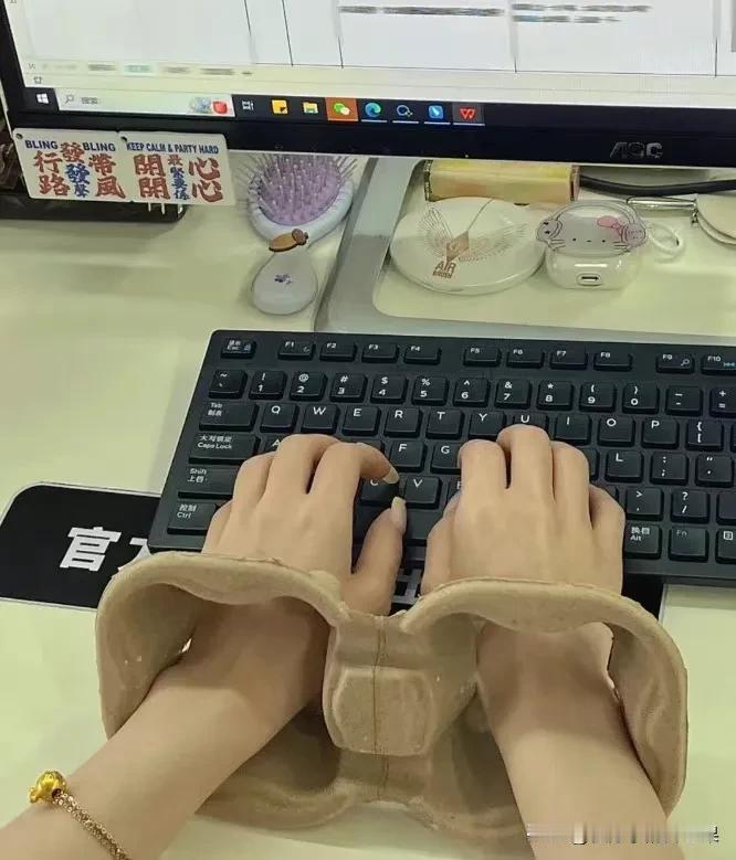 今天的南京你可以看到一堆穿羽绒服的

外卖小哥不穿羽绒服会被冻死的，我就是去楼下